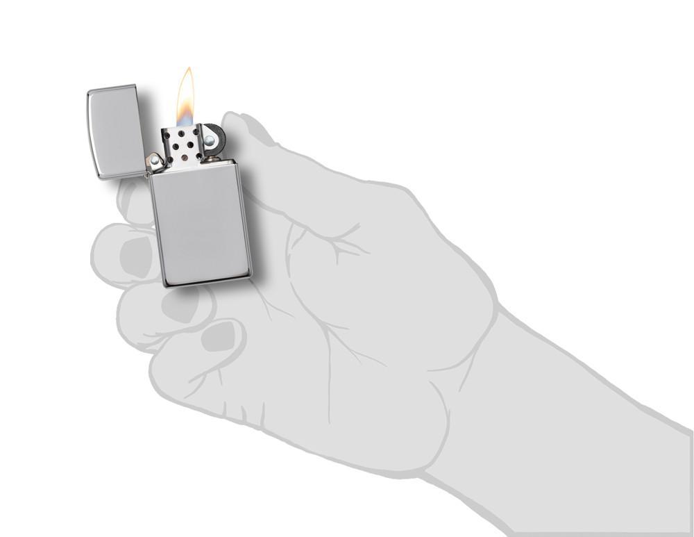 Vooraanzicht Slim Chrome High Polished Zippo aansteker geopend met vlam in gestileerde hand