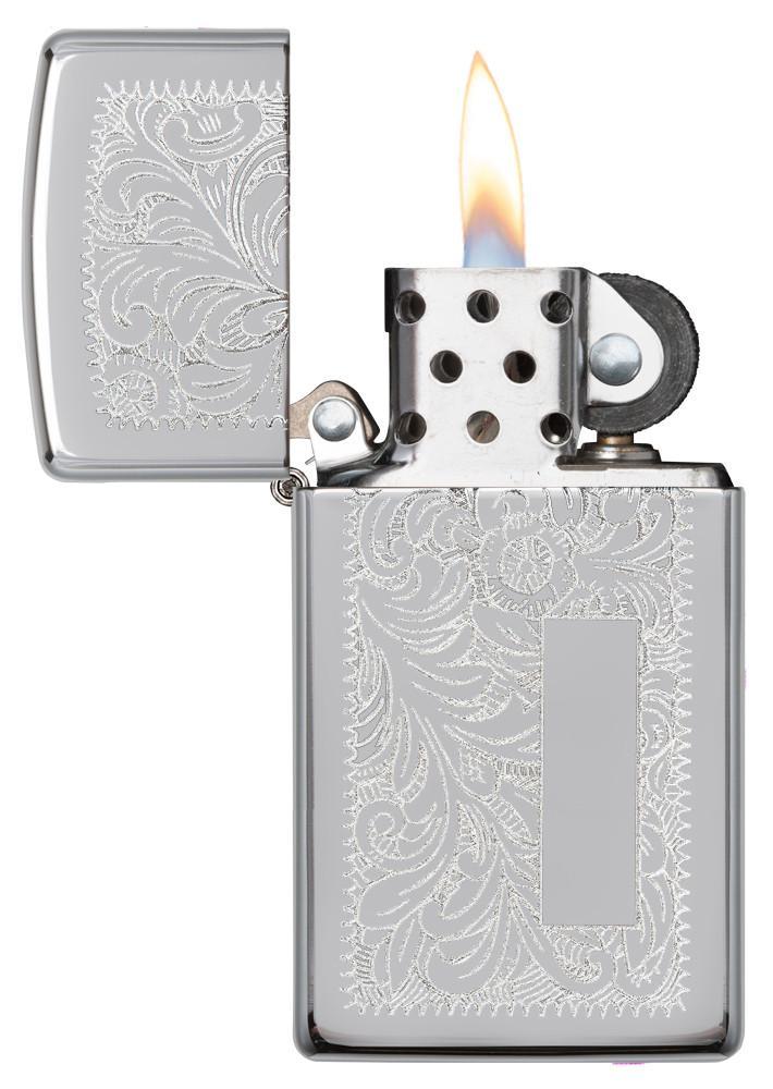 Vooraanzicht Zippo Aansteker met initiaalplaatje geopend met Vuur