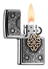 Zippo aansteker chroom Keltische knoop goudkleurig in het midden embleem geopend met vlam