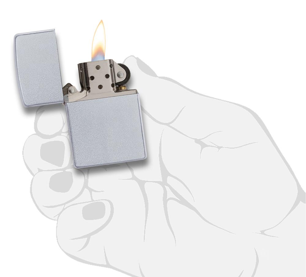 Vooraanzicht Zippo aansteker Satin Chrome basismodel geopend met vlam in gestileerde hand