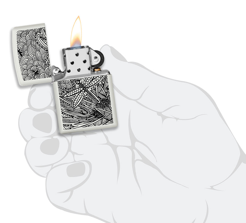 Zippo aansteker vooraanzicht wit mat geopend en aangestoken met illustratie van een libel in de stijl van Aboriginal kunst in gestileerde hand