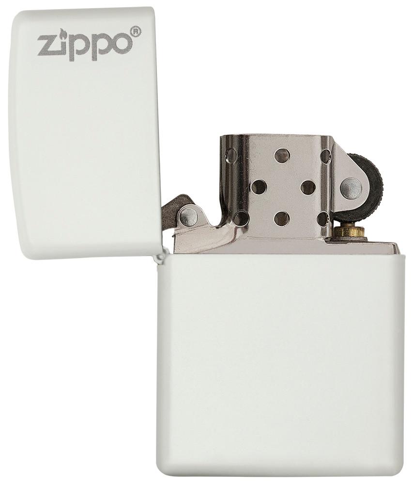 Vooraanzicht Zippo aansteker matwit basismodel met Zippo-logo geopend met vlam