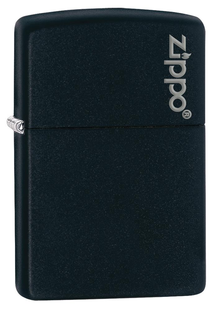 Vooraanzicht 3/4 hoek Zippo aansteker Black Matte basismodel Zippo-logo merkvermelding