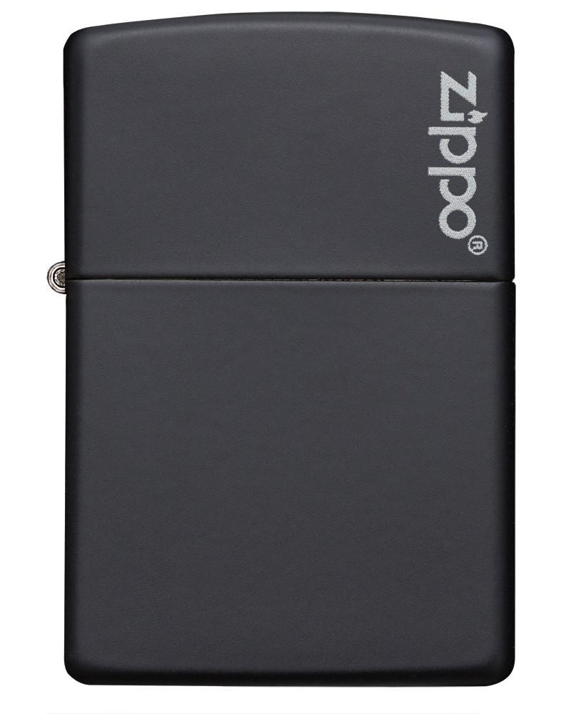 Vooraanzicht Zippo aansteker Black Matte basismodel Zippo-logo merkvermelding