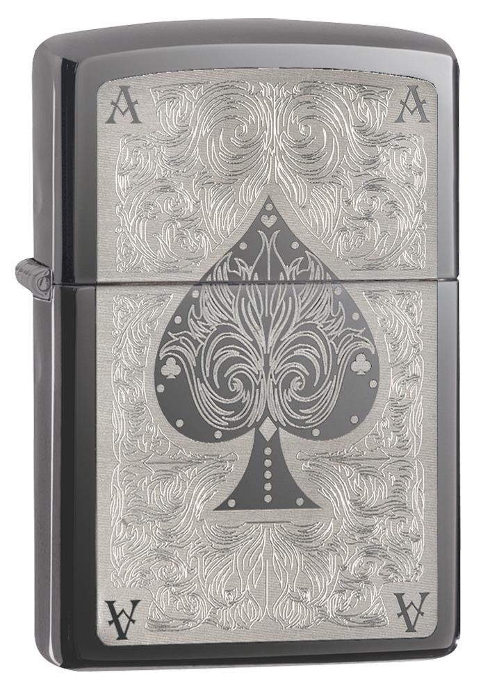 Vooraanzicht 3/4 hoek Zippo aansteker Black Ice met schoppenaas lasergravure