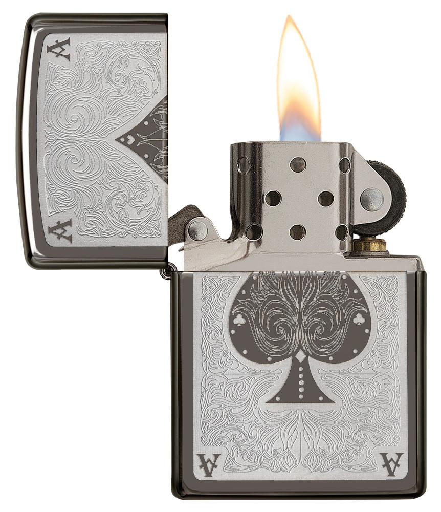 Vooraanzicht Zippo aansteker Black Ice met schoppenaas lasergravure geopend met vlam