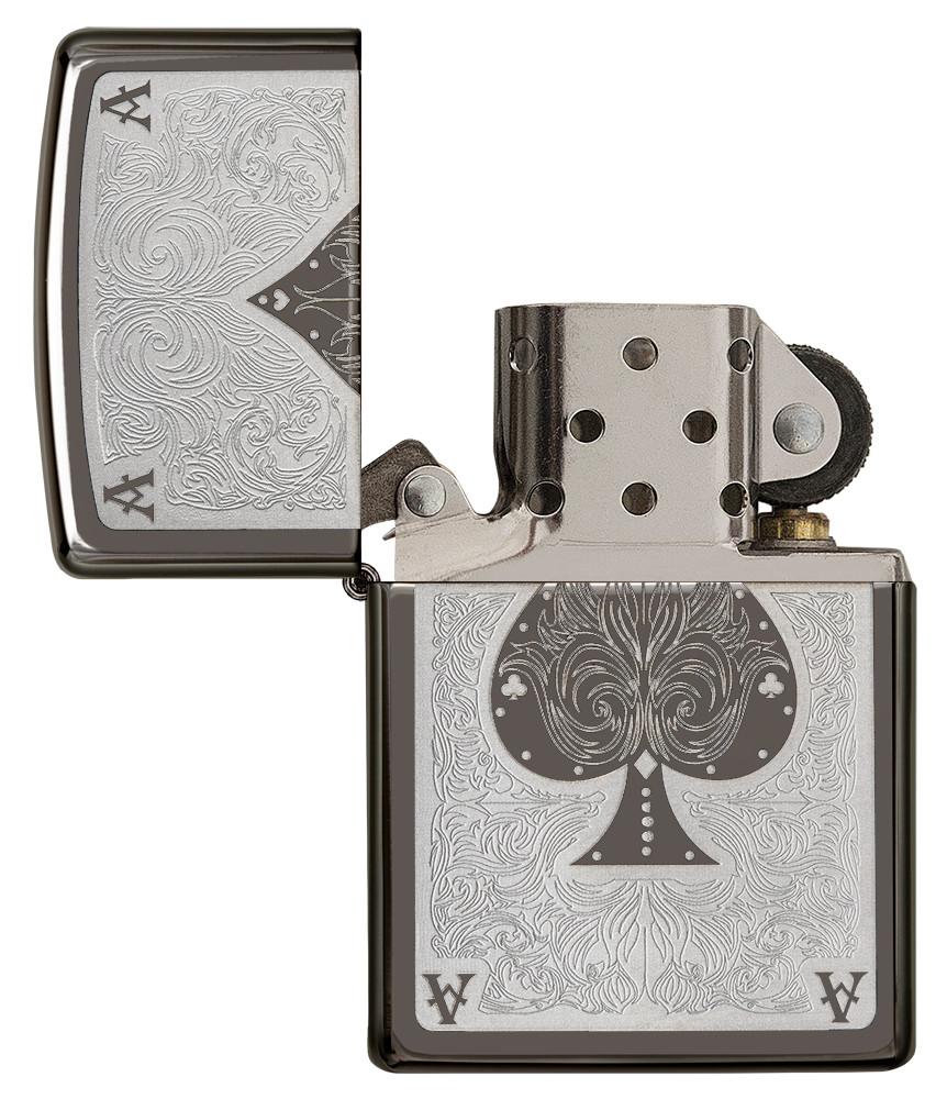 Vooraanzicht Zippo aansteker Black Ice met schoppenaas lasergravure geopend