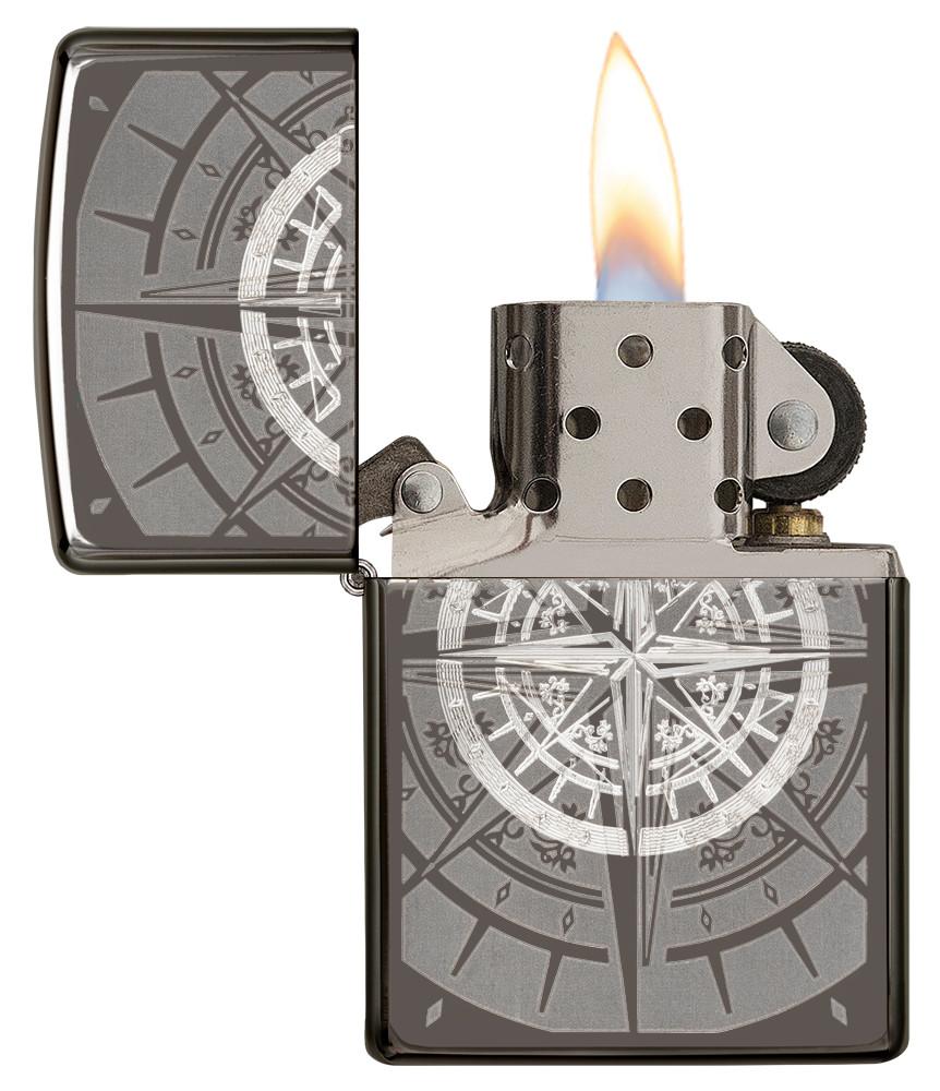 Vooraanzicht Zippo aansteker Black Ice met kompas geopend met vlam