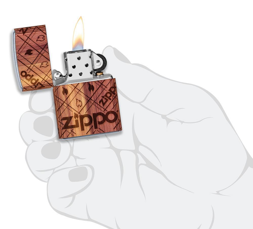 Zippo-aansteker chroom Woodchuck Zippo Flame 360° open met vlam in handpalm