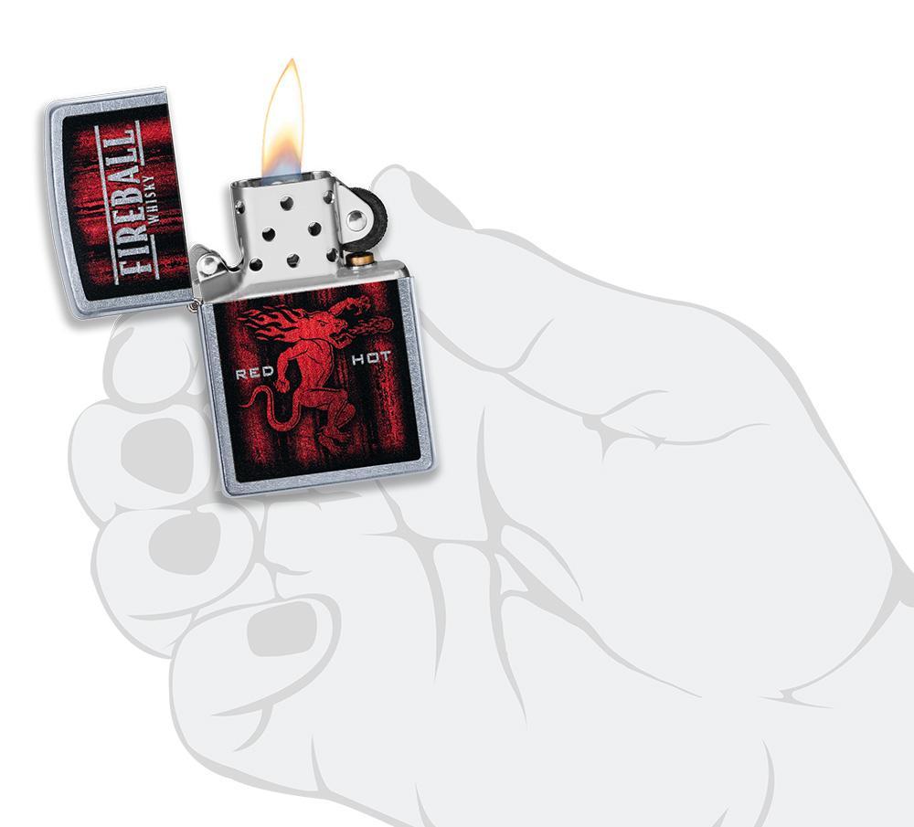 Zippo-aansteker chroom Fireball Whisky open met vlam in handpalm