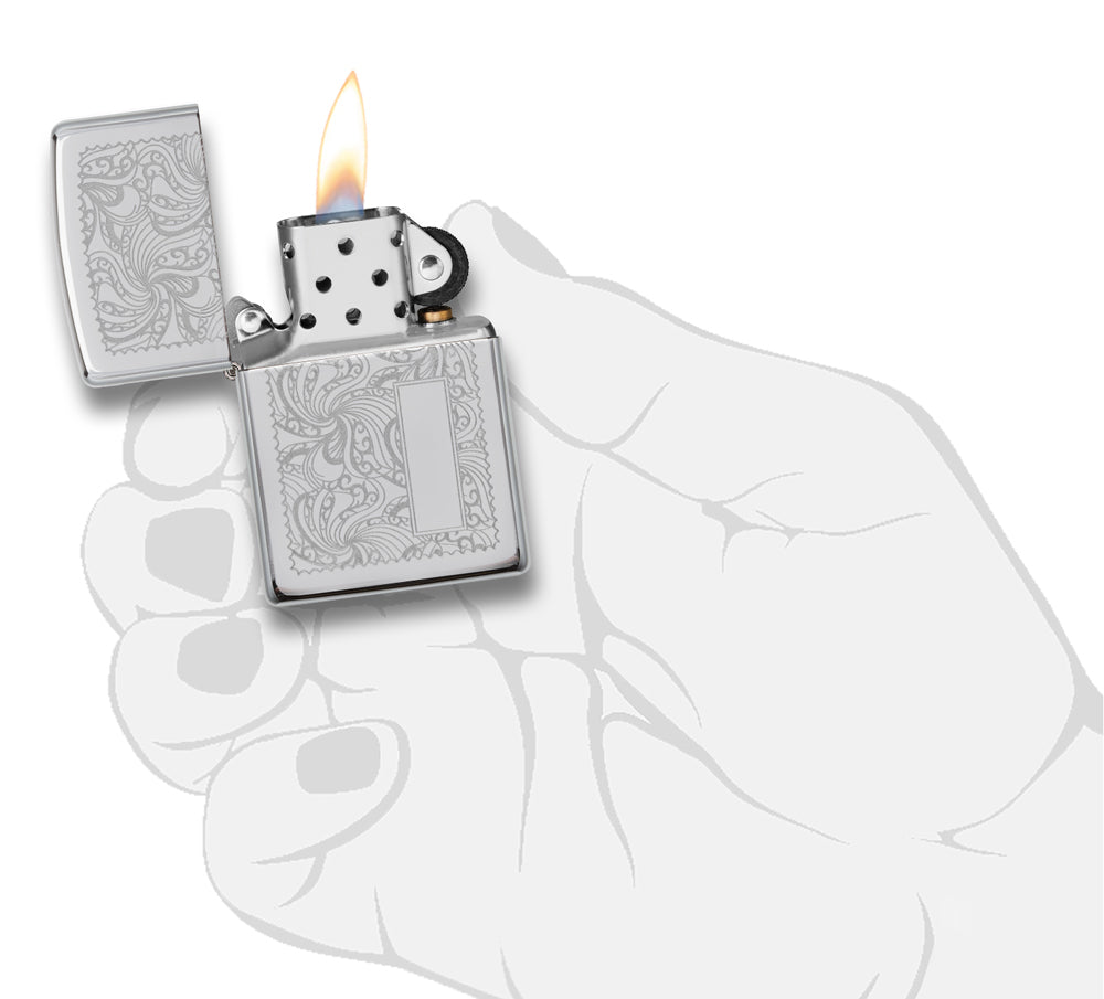 Briquet Zippo vue de face en main stylisée ouvert avec flamme qui montre un magnifique motif obtenu grâce à notre procédé Lustre.