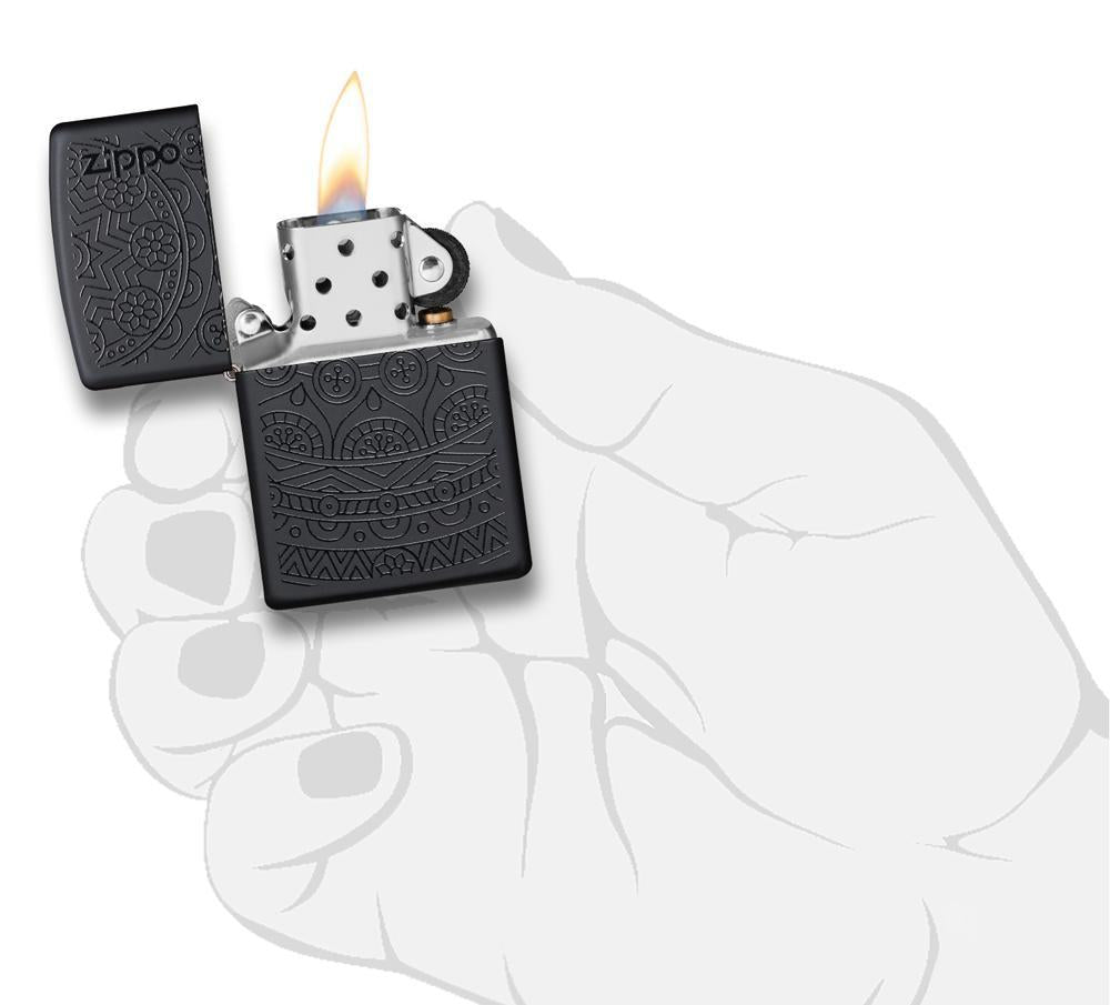 Zippo-aansteker zwart met mandalapatroon open met vlam in handpalm