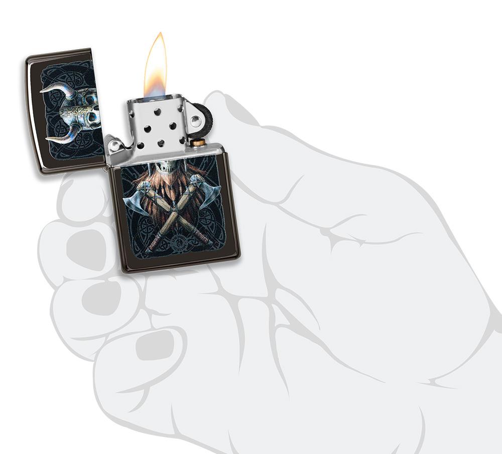 Zippo-aansteker doodshoofd met vikinghelm open met vlam in handpalm