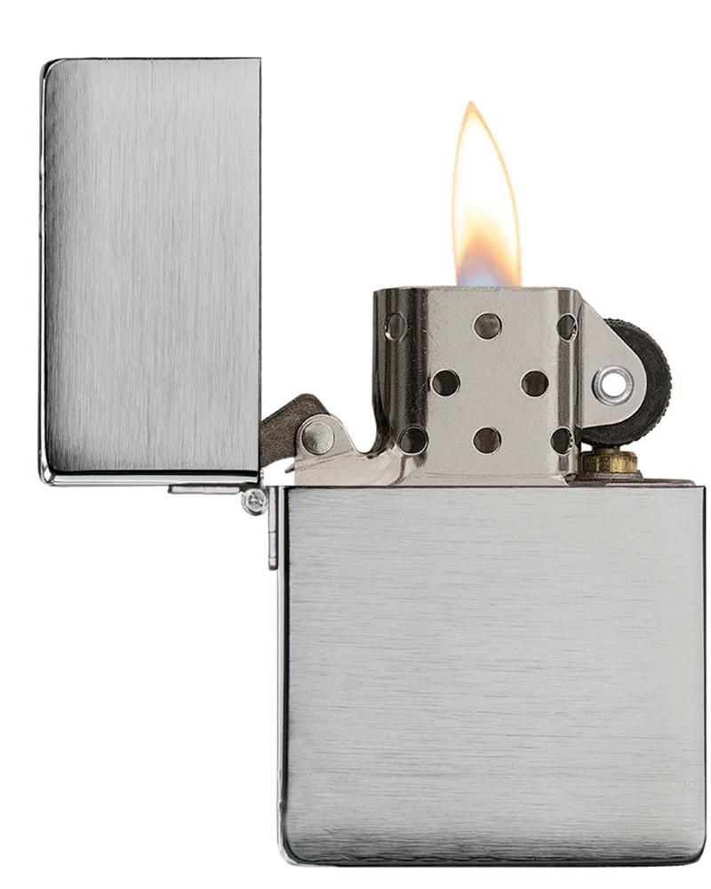 Zippo Aansteker 1935 Replica vooraanzicht geopend en aangestoken in geborsteld chroom optiek