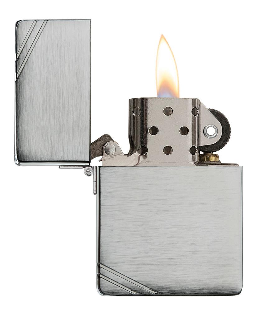 Zippo Aansteker 1935 Replica vooraanzicht geopend en aangestoken in geborsteld chroom look met gegraveerde slashes op de tegenoverliggende hoeken.