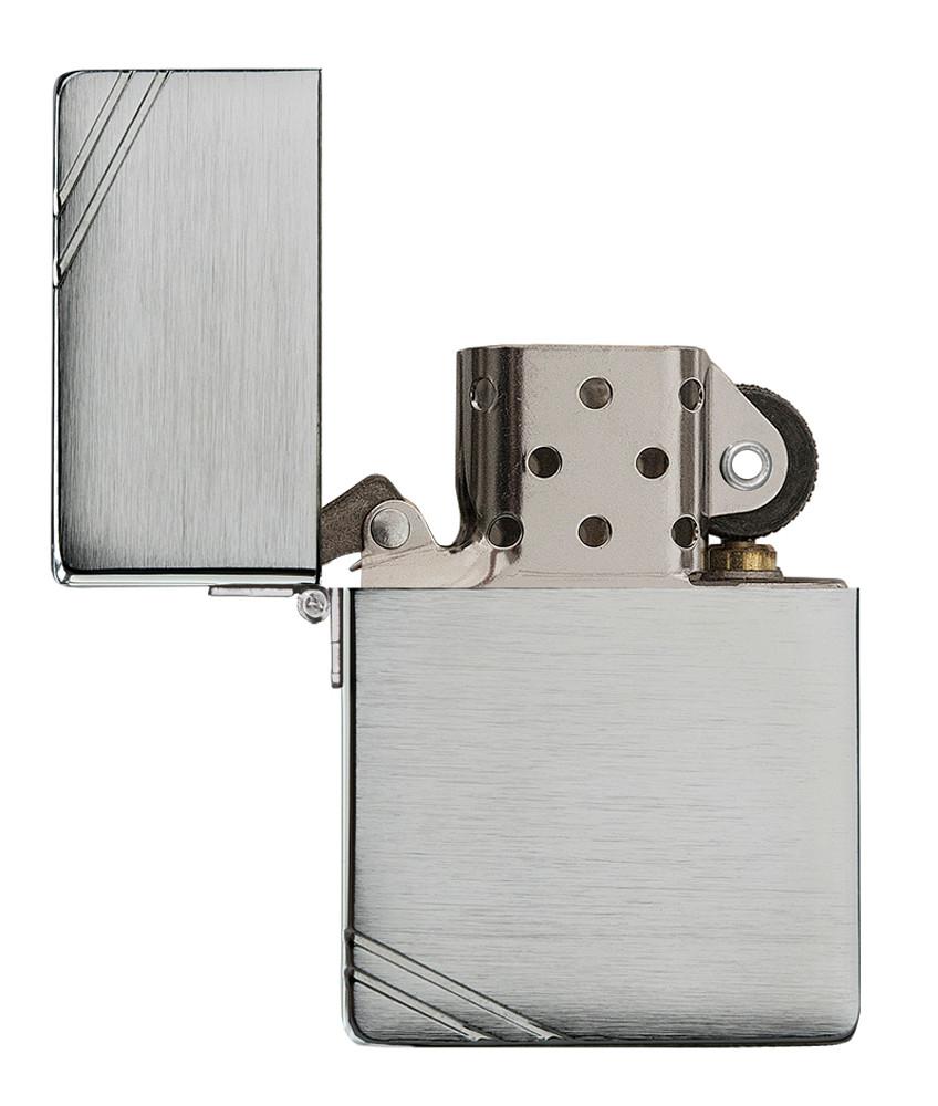 Zippo Aansteker 1935 Replica vooraanzicht open in geborsteld chroom look met gegraveerde slashes op de tegenoverliggende hoeken.