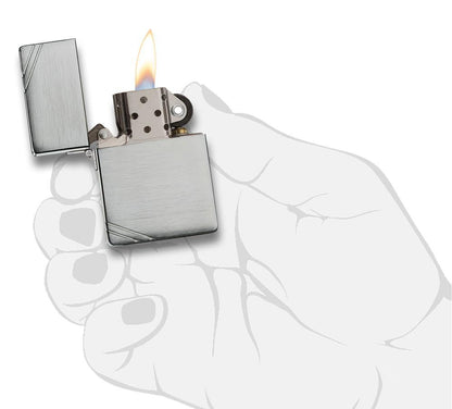 Zippo Aansteker 1935 Replica vooraanzicht geopend en aangestoken in geborsteld chroom look met gegraveerde streepjes op tegenoverliggende hoeken in gestileerde hand.