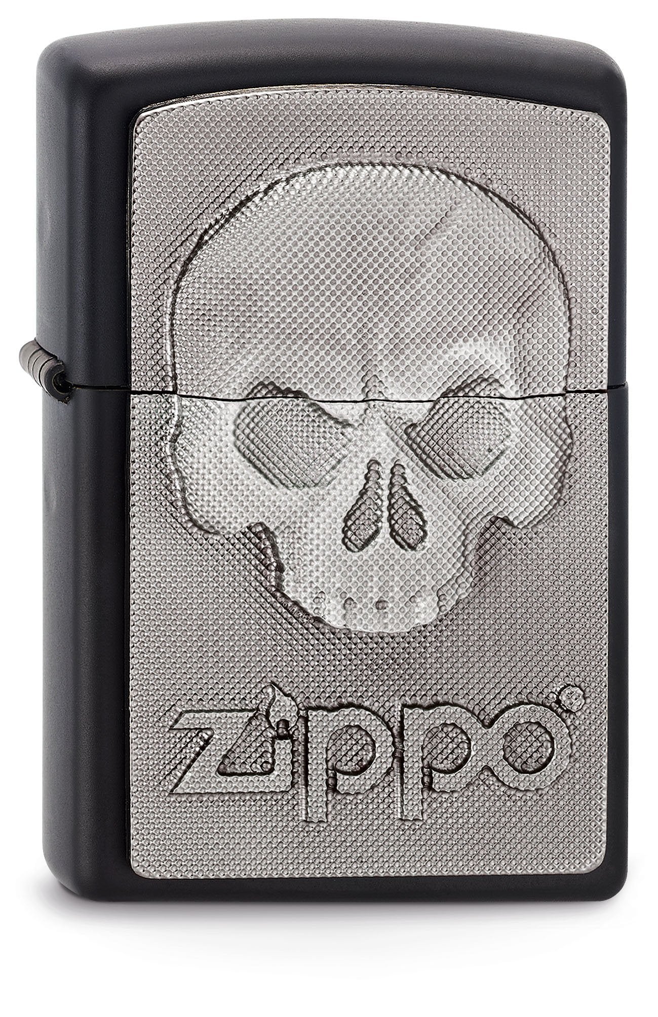 Vooraanzicht 3/4 hoek Zippo aansteker zwart doodshoofd zonder kaak met daaronder Zippo-logo daaronder embleem