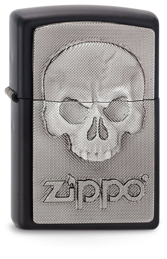 Vooraanzicht 3/4 hoek Zippo aansteker zwart doodshoofd zonder kaak met daaronder Zippo-logo daaronder embleem