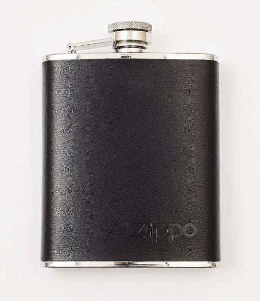 Vooraanzicht Zippo heupfles van roestvrij staal met zwart leren coating en Zippo-logo