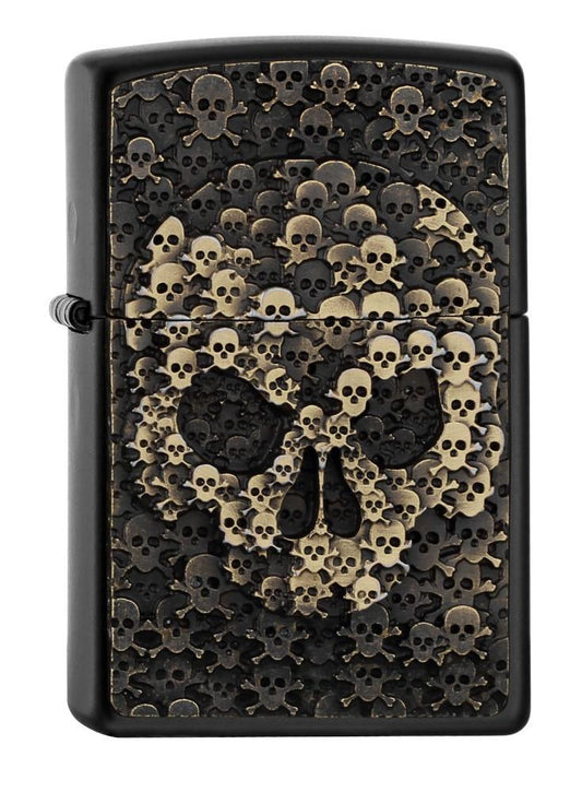Vooraanzicht 3/4 hoek Zippo aansteker zwart doodshoofd samengesteld uit vele kleine doodshoofden embleem