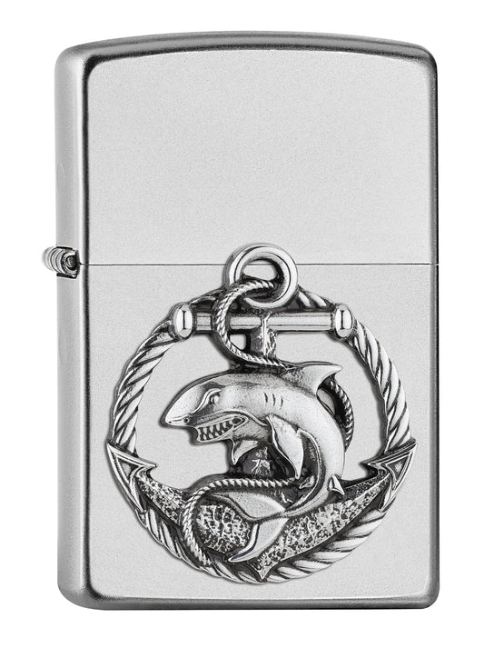 Vooraanzicht 3/4 hoek Zippo-aansteker Satin Chrome Emblem met haai en anker