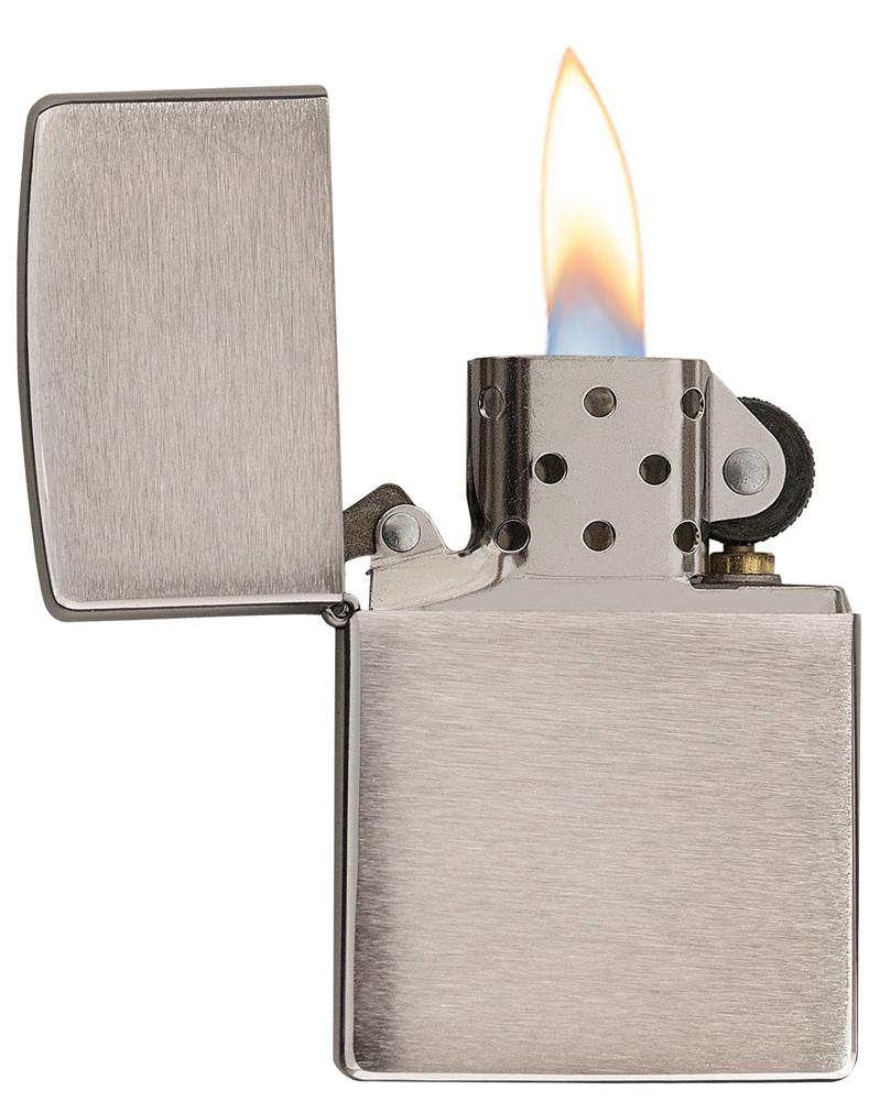 Vooraanzicht Zippo aansteker Chrome Brushed basismodel geopend met vlam 