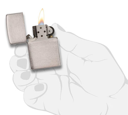 Vooraanzicht Zippo aansteker Chrome Brushed basismodel geopend met vlam in gestileerde hand