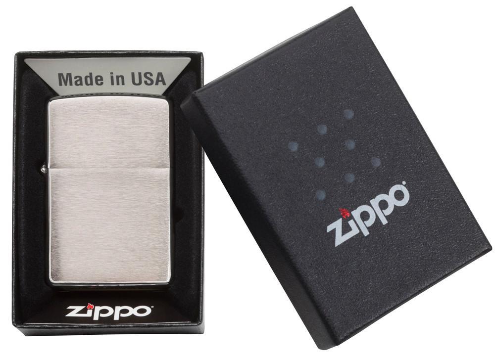 Vooraanzicht Zippo aansteker Chrome Brushed basismodel geopend met vlam. Vooraanzicht Zippo aansteker Chrome Brushed basismodel open geschenkverpakking