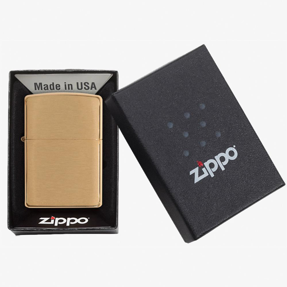 Vooraanzicht Zippo aansteker Brass Brushed basismodel in open geschenkdoos