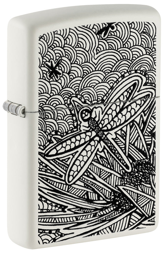 Zippo aansteker vooraanzicht ¾ hoek wit mat met illustratie van een libel in de stijl van aboriginal kunst