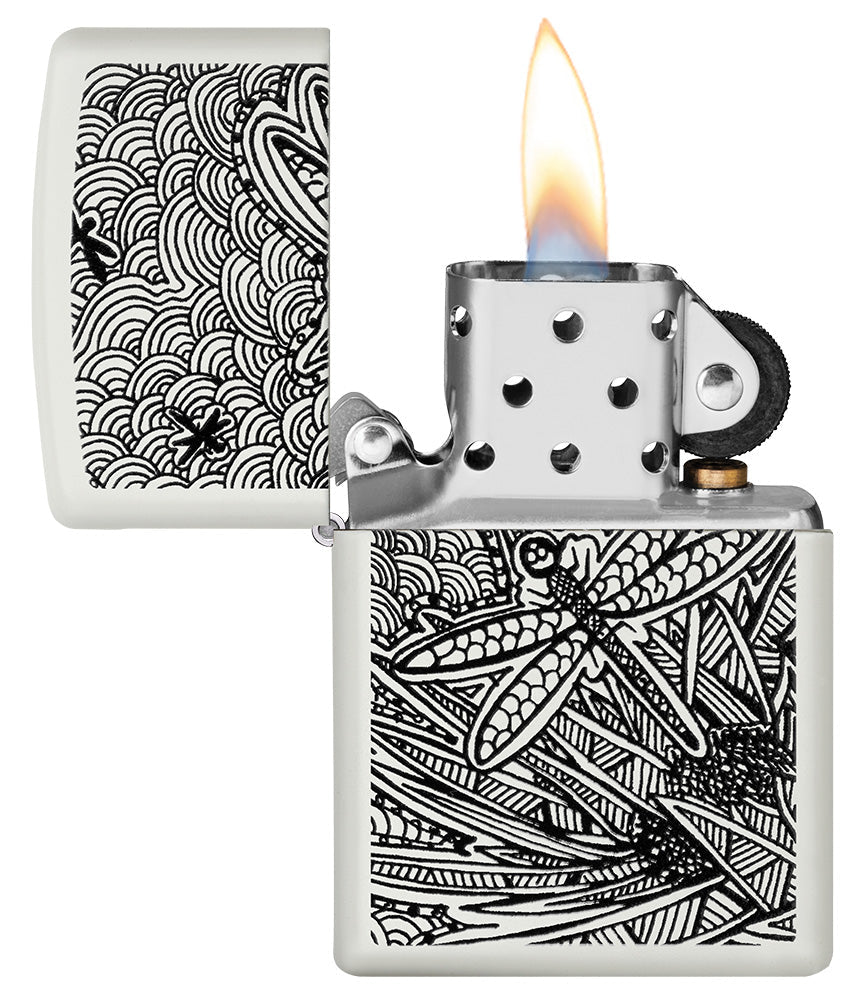 Zippo Aansteker Vooraanzicht Wit Mat Geopend en aangestoken met afbeelding van een libel in Aboriginal Kunststijl