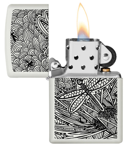 Zippo Aansteker Vooraanzicht Wit Mat Geopend en aangestoken met afbeelding van een libel in Aboriginal Kunststijl