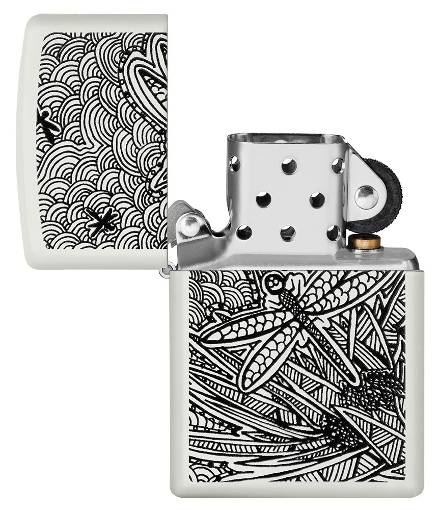 Zippo Aansteker Vooraanzicht Wit Mat Open met afbeelding van Dragonfly in Aboriginal Art Stijl