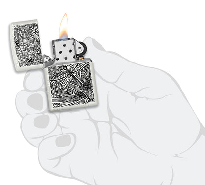 Zippo aansteker vooraanzicht wit mat geopend en aangestoken met illustratie van een libel in de stijl van Aboriginal kunst in gestileerde hand