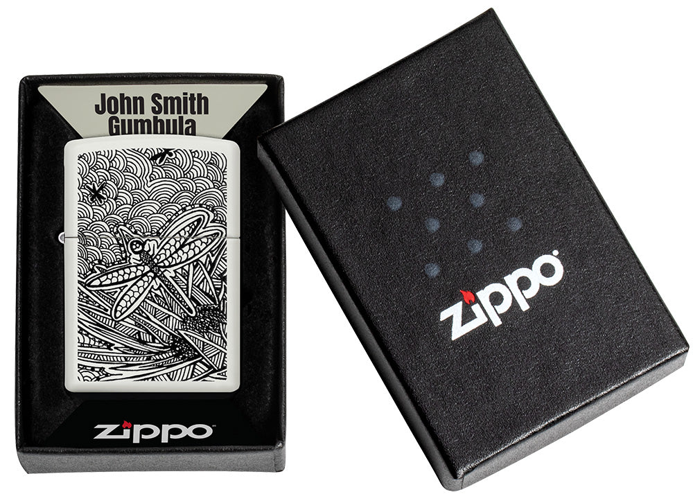 Zippo aansteker vooraanzicht wit mat met illustratie van een libel in de stijl van Aboriginal kunst in open doos