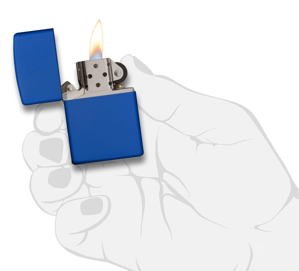 Vooraanzicht Zippo aansteker Royal Blue Matte basismodel geopend met vlam in gestileerde hand