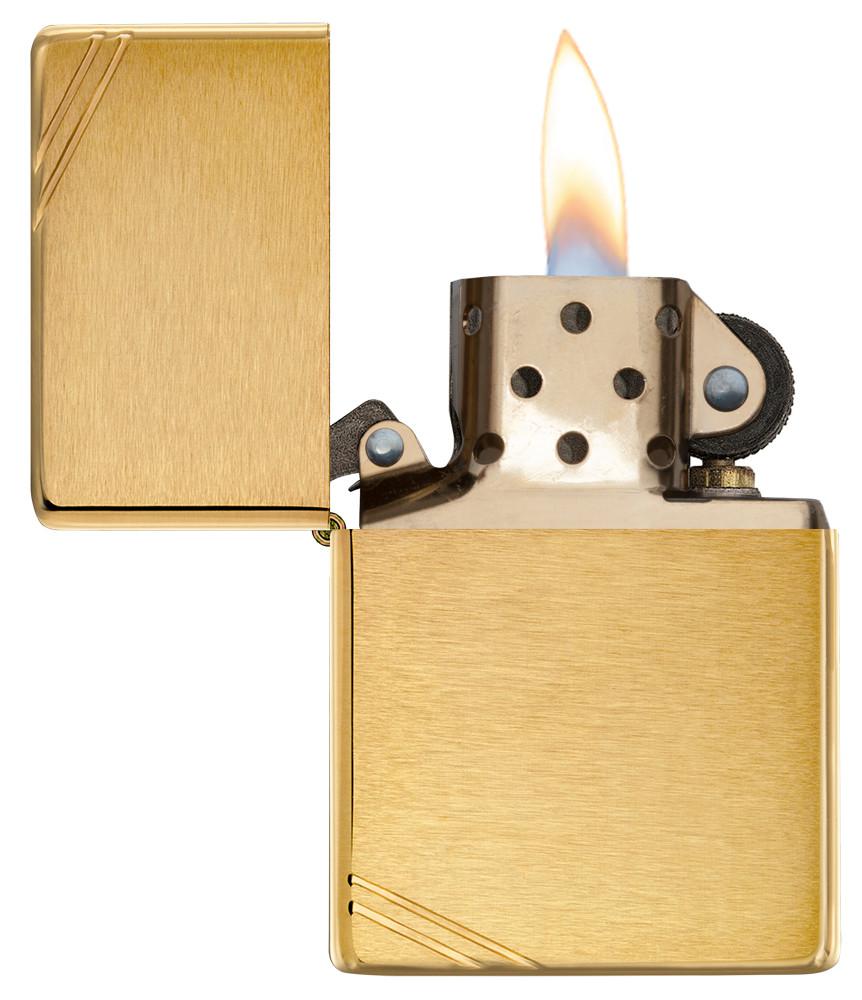 Vooraanzicht Zippo aansteker Vintage Brass Brushed met decoratieve schuine strepen op beide hoeken geopend met vlam