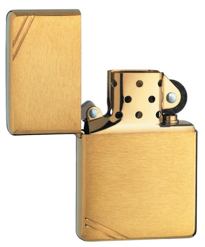 Vooraanzicht Zippo aansteker Vintage Brass Brushed met decoratieve schuine strepen op beide hoeken geopend