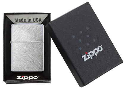 Vooraanzicht Zippo aansteker Herringbone Sweep basismodel in open geschenkdoos