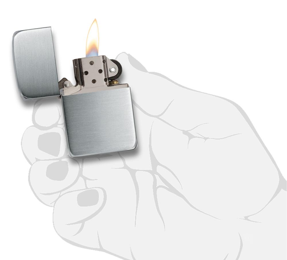 Zippo Aansteker 1941 Replica in sterling zilver vooraanzicht geopend en aangestoken in satijnzilver look in gestileerde hand