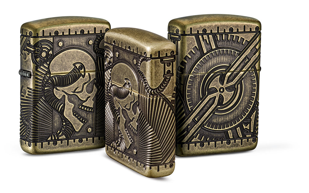 Gegroepeerde aanzicht Zippo-aansteker messing antiek met diep gegraveerd doodshoofd met mechanische elementen