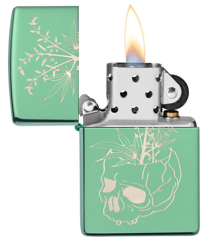 Zippo-aansteker groen glanzend schedel als bloempot met hennepplant open met vlam