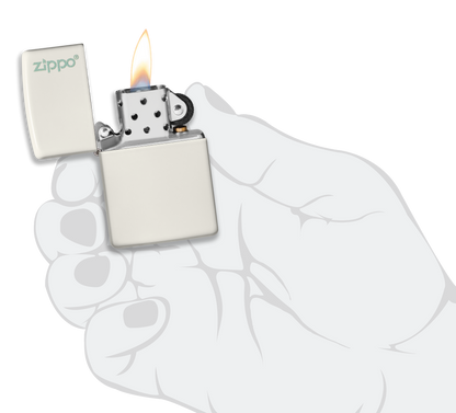 Briquet tempête Zippo Glow In Dark Zippo Logo dans une main pour représenter la taille du briquet