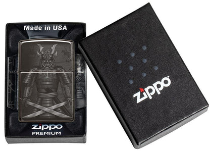 Vooraanzicht Zippo-aansteker zwart glanzend met samoeraikrijger met gekruiste zwaarden in open geschenkverpakking