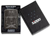 Vooraanzicht Zippo-aansteker zwart glanzend met samoeraikrijger met gekruiste zwaarden in open geschenkverpakking