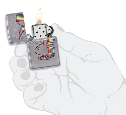 Briquet tempête Zippo Playboy dans une main pour représenter la taille du briquet