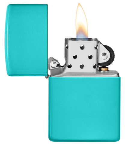 Briquet Zippo vue de face du briquet tempête Zippo Flat Turquoise ouvert, avec flamme