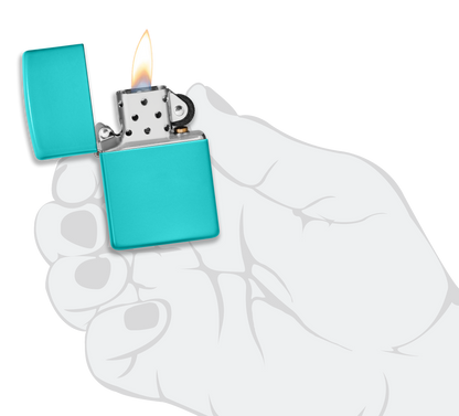 Briquet tempête Zippo Flat Turquoise dans une main pour représenter la taille du briquet