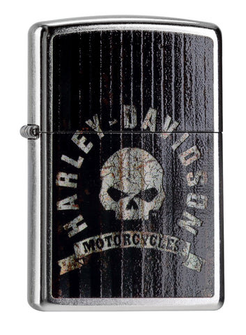Vooraanzicht 3/4 hoek Zippo-aansteker chroom met Harley-Davidson-belettering op zwarte achtergrond met doodshoofd eronder
